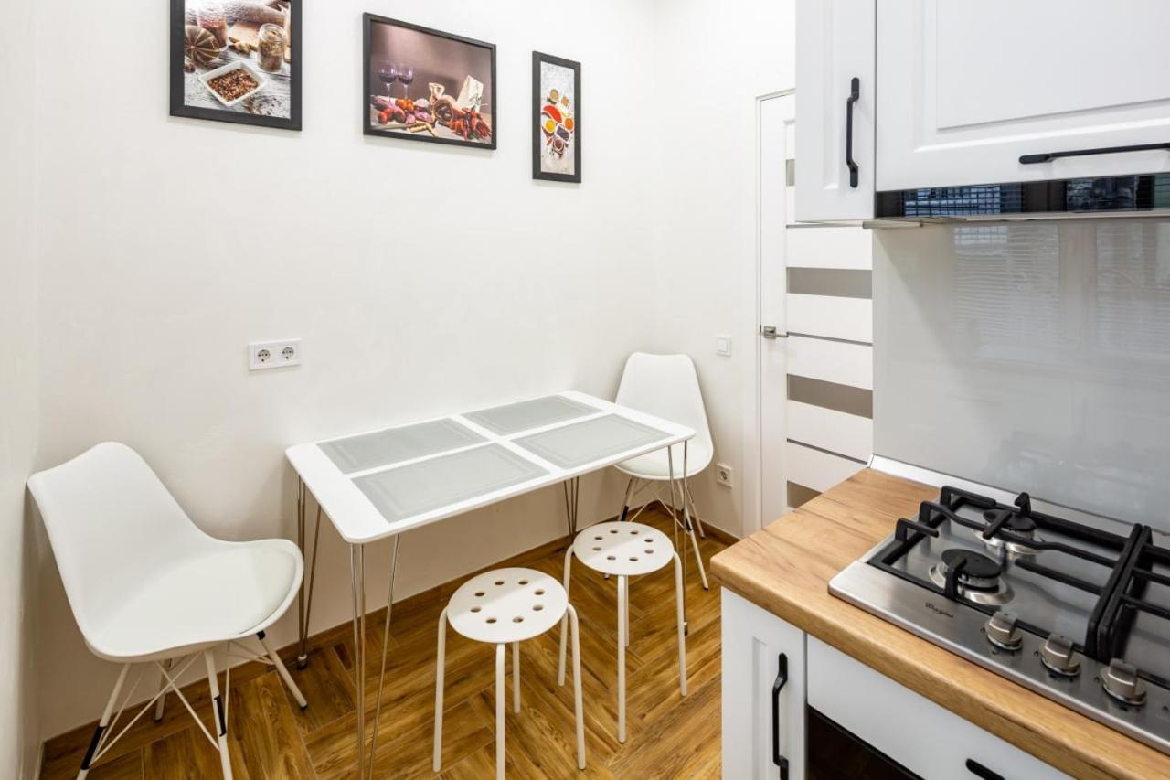 Three Bedroom Apartment On Rynok Square Lviv Extérieur photo