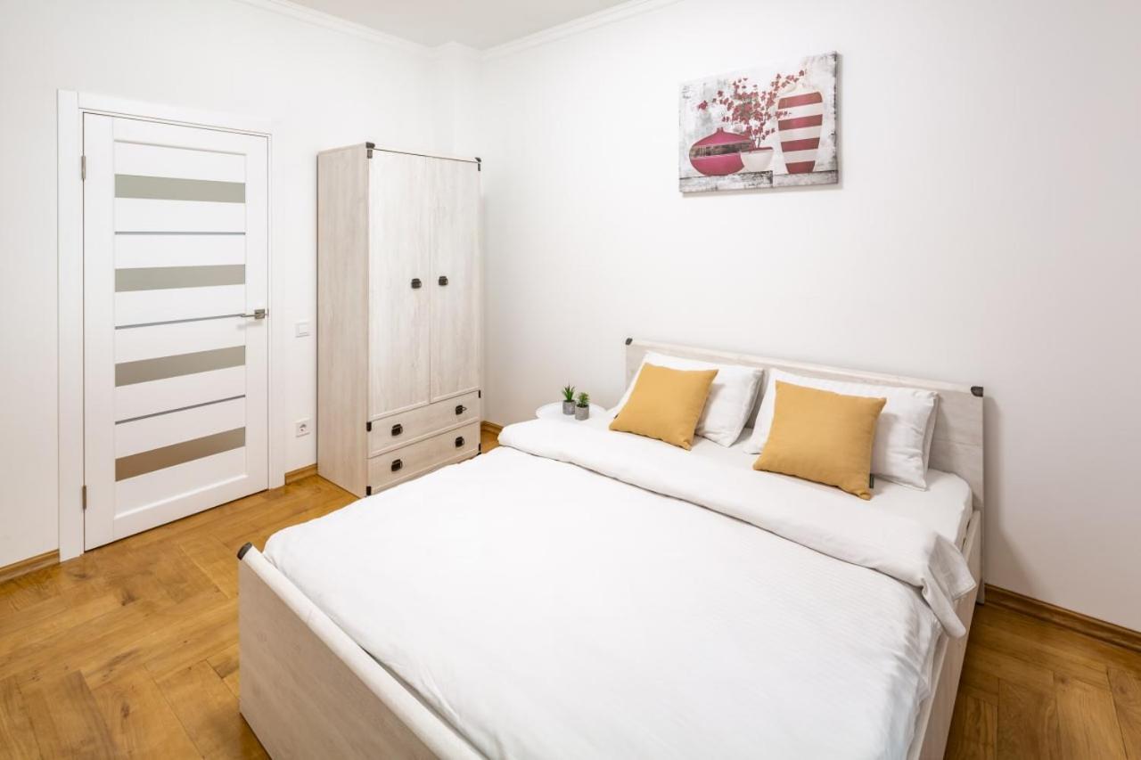 Three Bedroom Apartment On Rynok Square Lviv Extérieur photo
