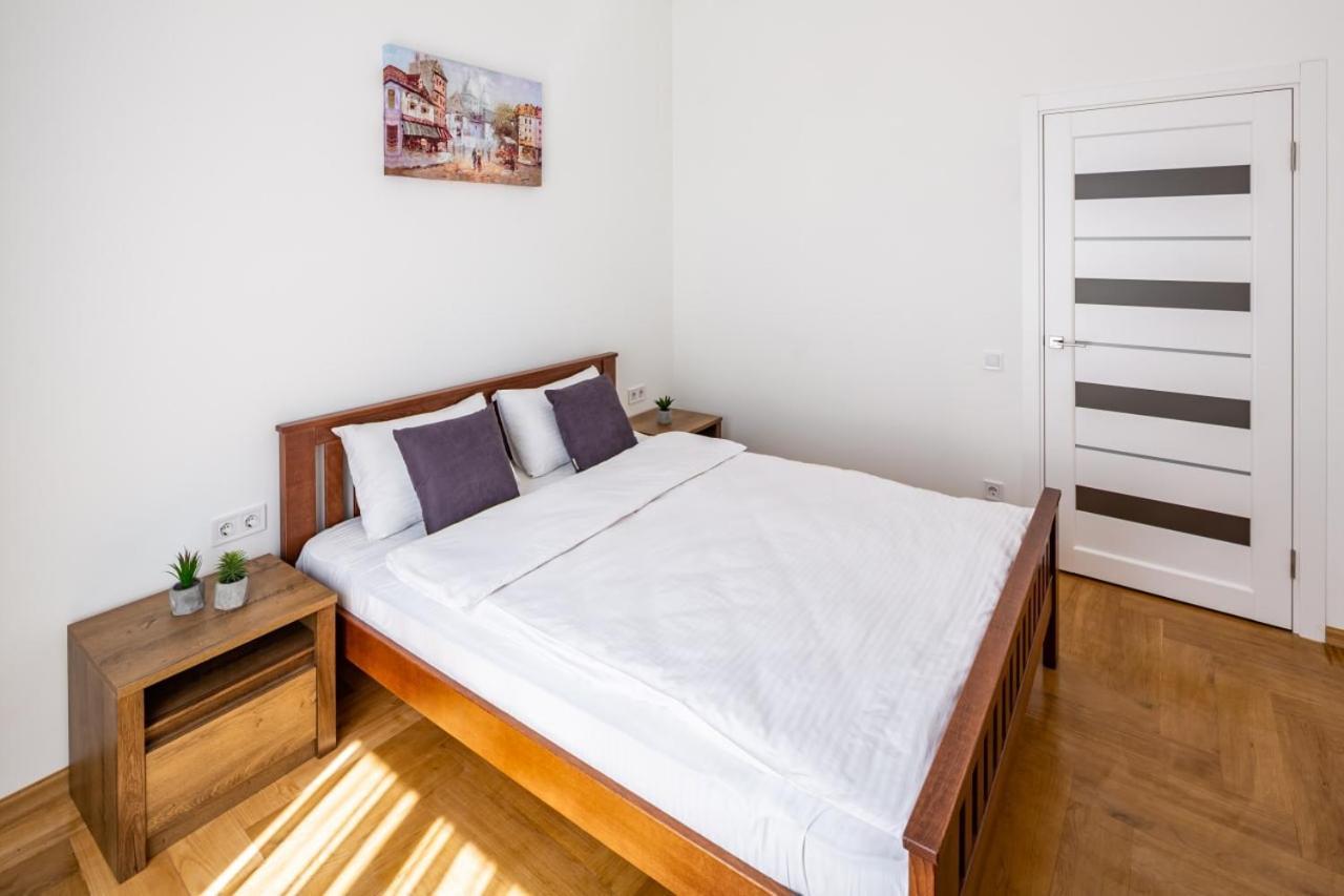 Three Bedroom Apartment On Rynok Square Lviv Extérieur photo